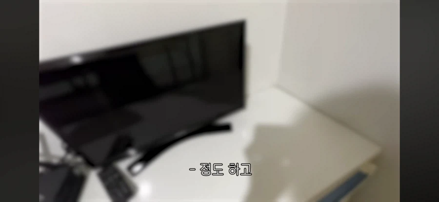 리뷰 1점대 고시원 살아보기 시도하는 여자 유튜버.