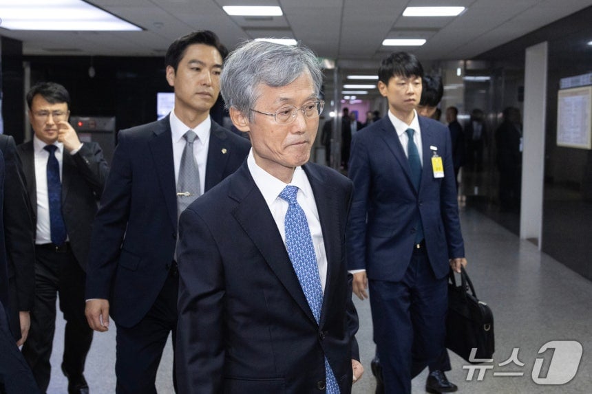 조희대, '건강문제'로 국감장 이석…