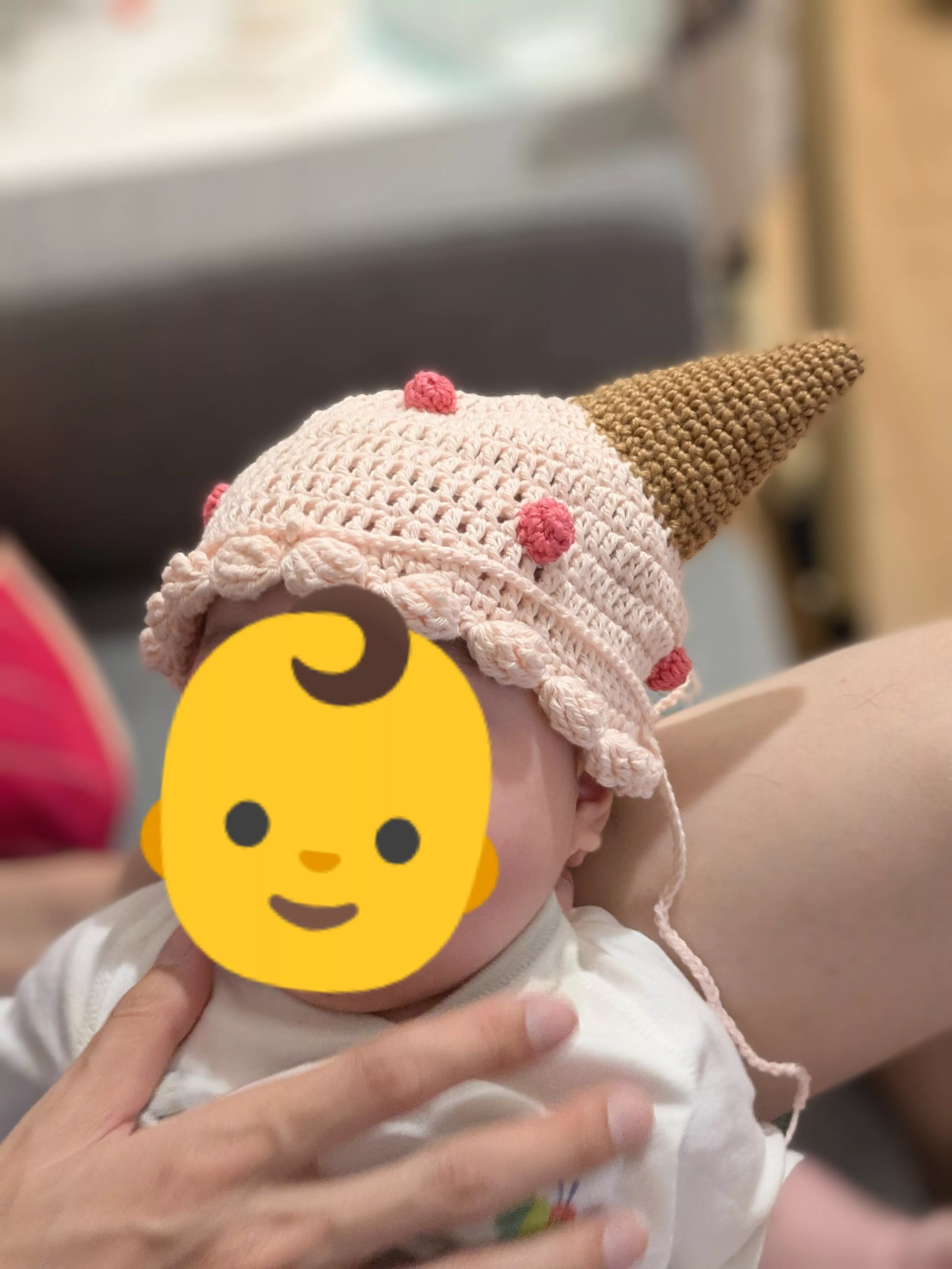 친구가 출산 축하로 딸기 아이스크림 모자를 뜨개질해 줬어🍓