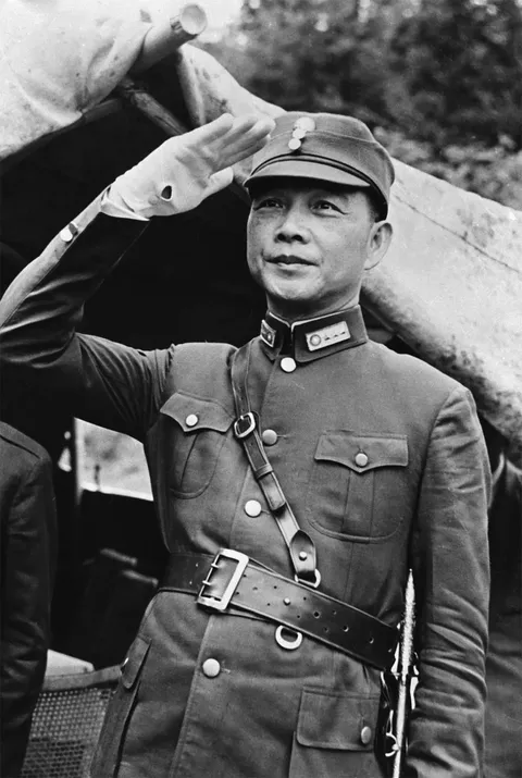 컬러로 복원한 왕징웨이 군복 사진.jpg