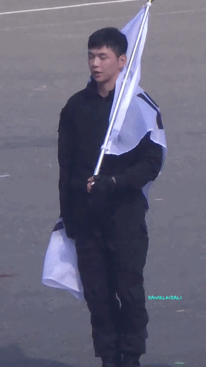 아이스크림 먹다가 경례하는 강다니엘 + gif