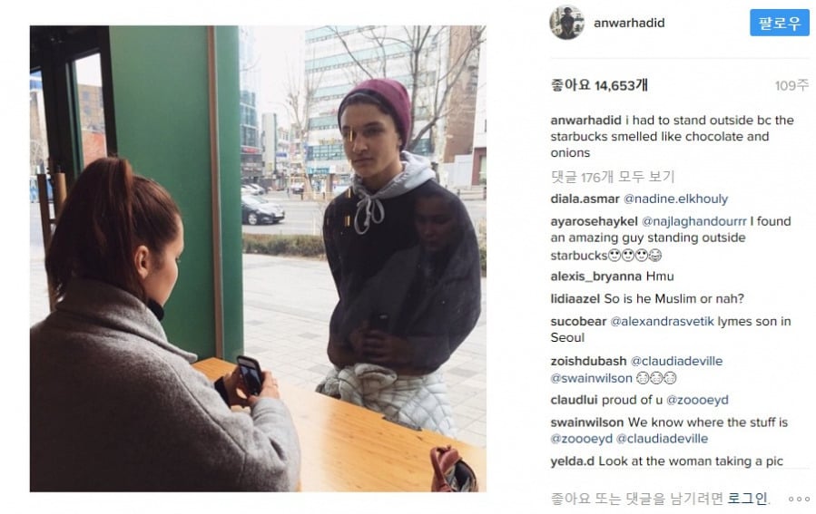 한국 스타벅스는 양파 냄새가 나서 밖에 서있어야 한다는 양놈 근황.jpg