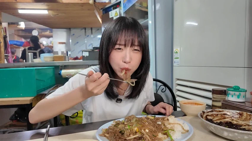 강릉 55년 중국집가서 먹방한 쯔양.jpg