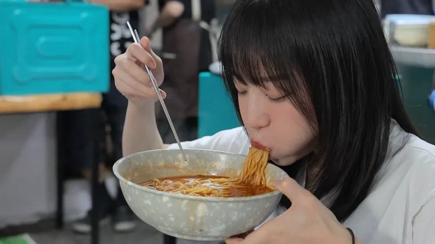 강릉 55년 중국집가서 먹방한 쯔양.jpg