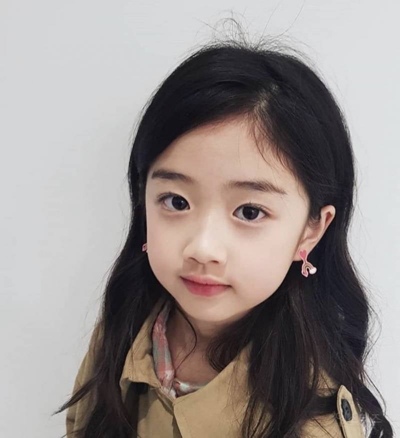이수만 걸그룹으로 데뷔한다는 만 13살(2013년생) 키즈 모델 출신 2명