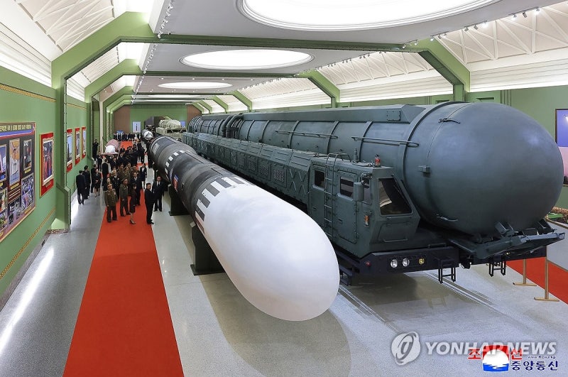 트럼프 보란 듯…北, 美타격권 지도 공개하며 다탄두 ICBM 과시
