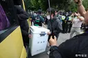 [속보]경찰, 잠실7동 투표소 시위대 뚫고 투표함 2개 확보