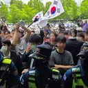 `개표소 봉쇄` 시위대, 기자 폭행 사태…