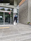 오늘 첫출근하는 회사 입구가 심상치않다