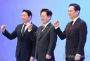 맞절하고 파이팅 취하는 이재명 대통령 과 이재용 최태원