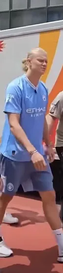 홀란드 실물 느낌.gif