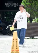 [포토] 윤경호 출근길 '저는 묵언수행 중입니다'