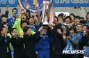 그래도 트럼프는 우승컵 같이 들지는 않네