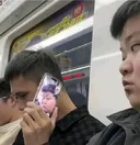 당황스러운 옆 사람의 전화 통화