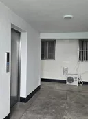 아파트 복도에 에어컨 실외기를 설치한 이웃.jpg