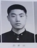 뚱이 성우의 젊은 시절 졸업사진.jpg