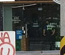 카페에 경찰들 몰려와 있길래 뭔 큰일 났나 싶었다