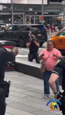 혐주의) 현재 난리난 뉴욕 타임스퀘어에서 칼부림 한 여성의 최후.gif